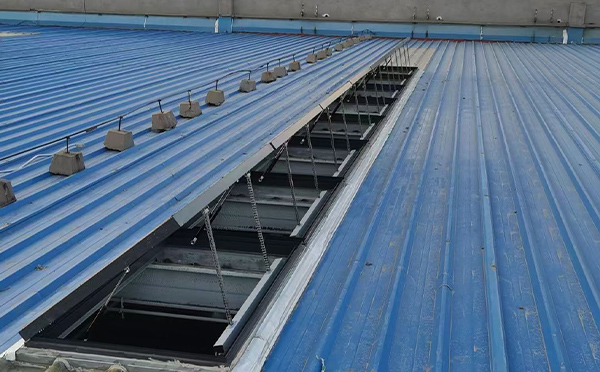 某城市大型商业综合体中庭温宿排烟窗工程